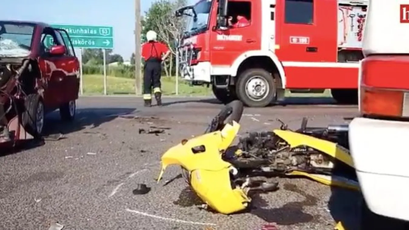 Mentőhelikoptert riasztottak a horrorbalesethez: kisbuszon repült át a motoros fiú a hármas karambolban - Videó