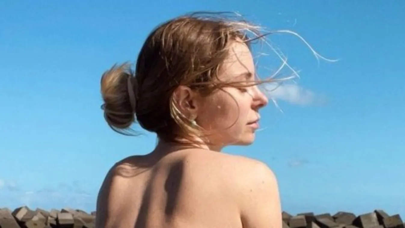 Ledobta a bikinifelsőt: Félmeztelenül napozik a dögös Onlyfans-modell, az sem érdekli, ha mindenki őt nézi – 18+