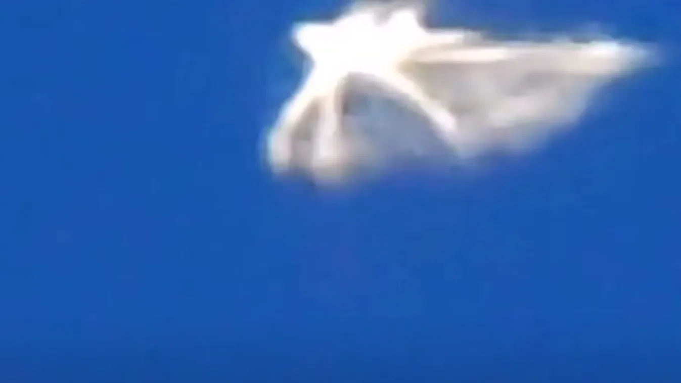 Sokkot kaptak a repülőgép utasai: Hátborzongató külsejű UFO tűnt fel az égen – videó