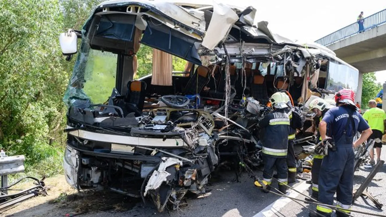 Megrázó felvételek jöttek: Kiemelték az M7-esen balesetező buszt az árokból