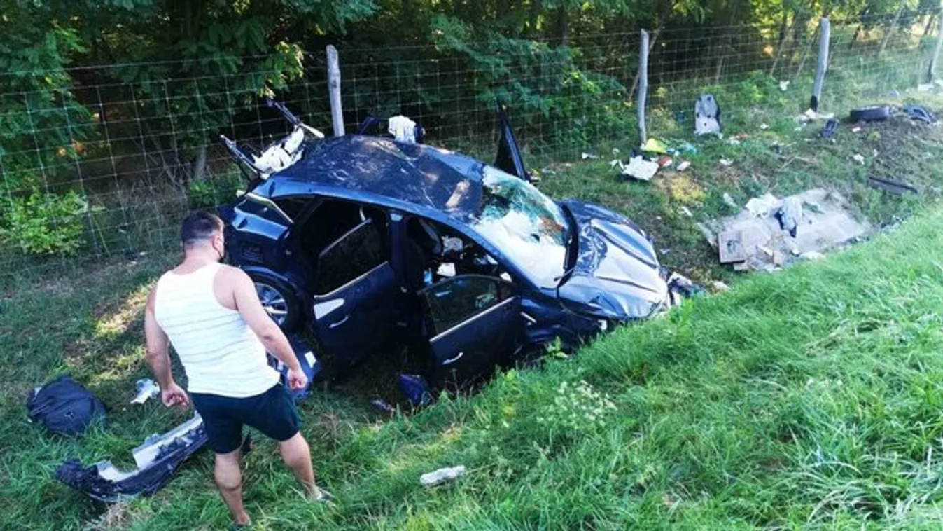 Megrázó képeket kaptunk az M5-ösön történt balesetről: 3 ember életéért küzdenek