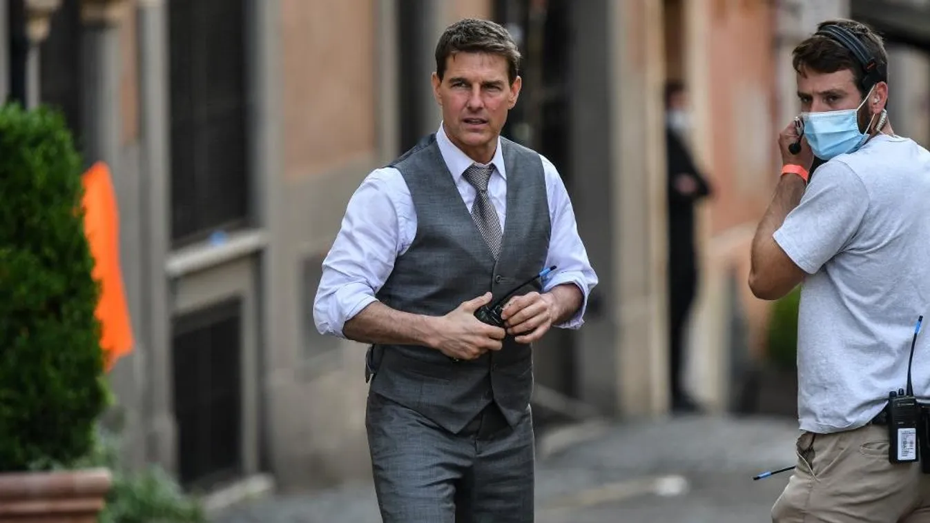 Meglepődött a család, amikor Tom Cruise landolt a kertjében