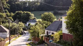 Öt idilli falu a Bakony és a Vértes erdei között, ahol olyan érzésünk van, mintha skanzenben járnánk