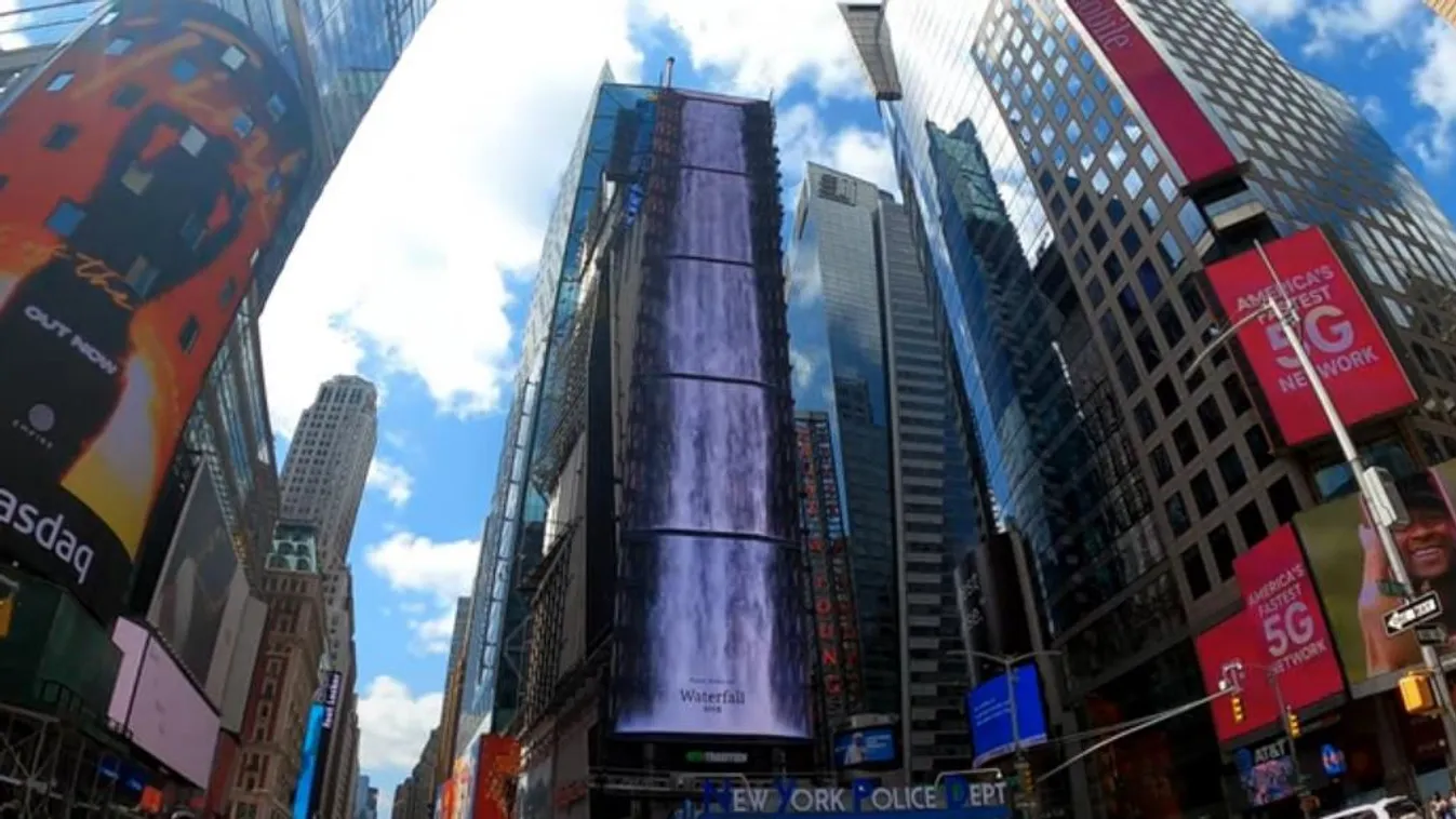 Ilyen, amikor digitális vízesés teríti be a Times Square-t