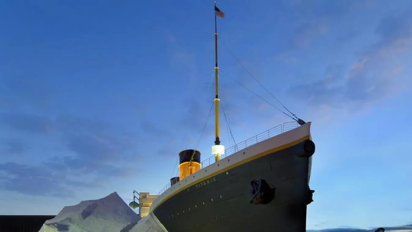 Leomlott a Titanic múzeum jéghegy-fala, három látogató megsérült