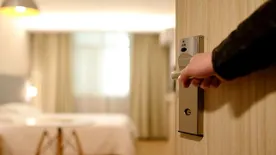 Eláruljuk, mi az a két dolog, amit szigorúan tilos használnod a hotelszobában – videó