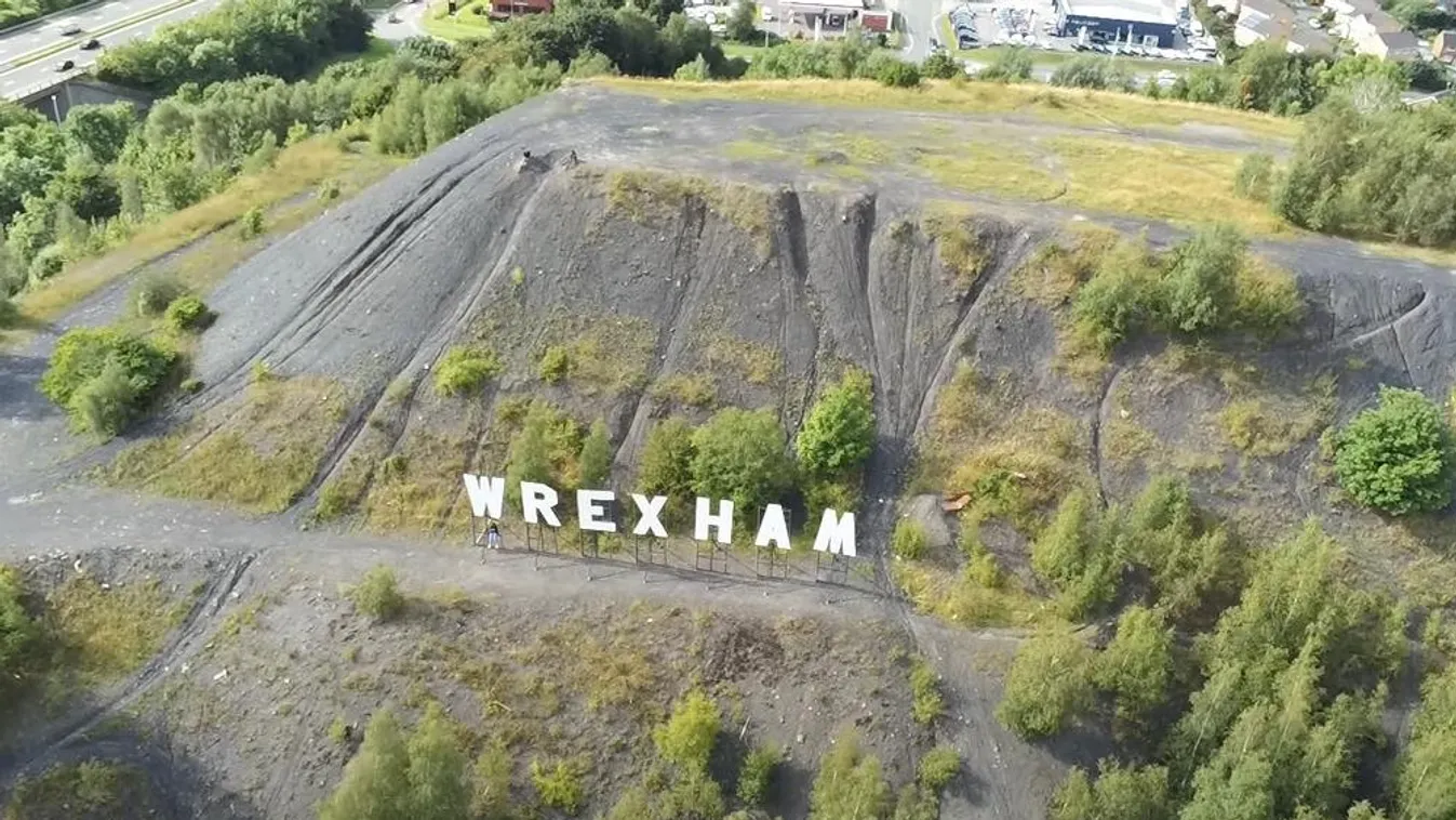 A Hollywood-felirathoz hasonló táblát építettek egy walesi városban