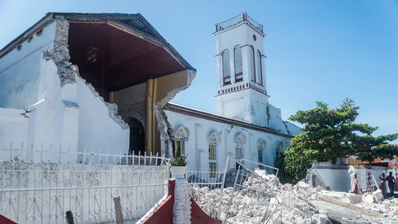 Rohamtempóban mentik az embereket Haitin, mert egy tomboló vihar közelít feléjük