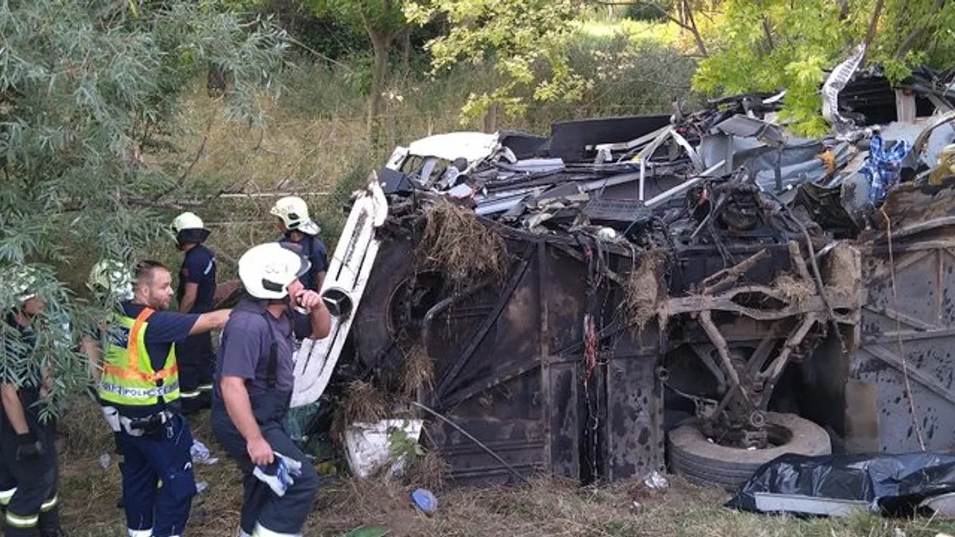Megrázó felvételek a halálos buszbalesetről: 8 ember vesztette életét azonnal az M7-esen