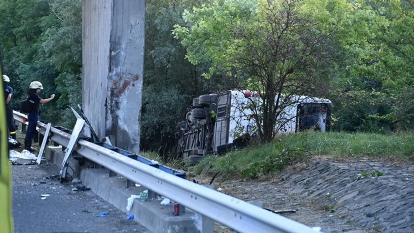 Elaludt a sofőr? Ez okozhatta a tragédiát az M7-es autópályán