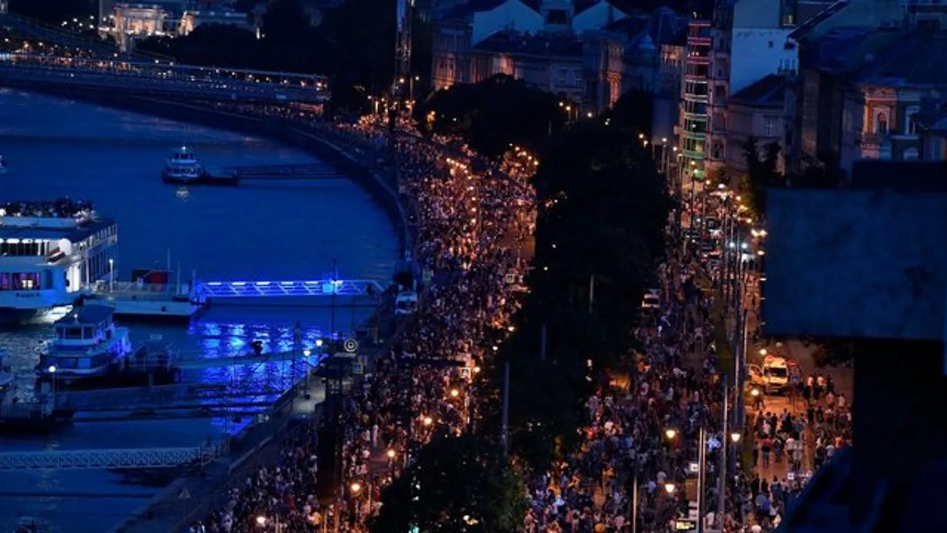Fotók: Így gyűlik a tömeg Budapesten, rengetegen kíváncsiak a tűzijátékra