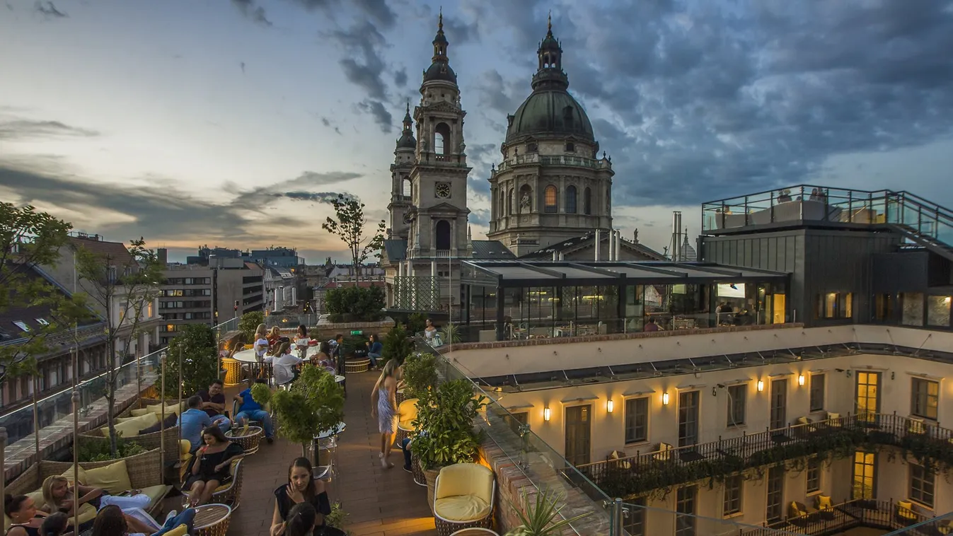 Ezen az estén az egri borok Budapest háztetői fölé költöznek