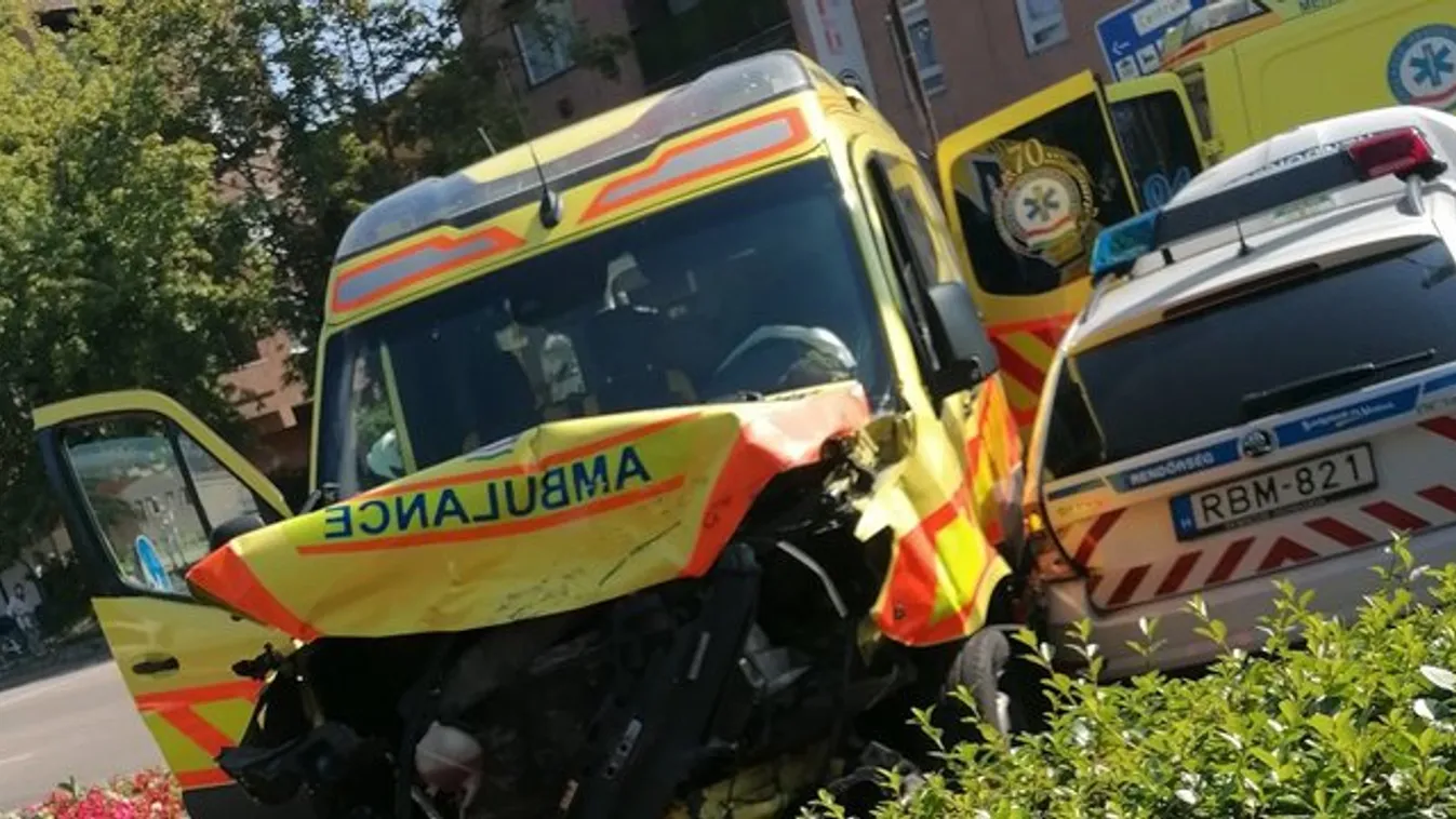 Brutális baleset Vácon: egy mentő és egy rendőrautó is összetört
