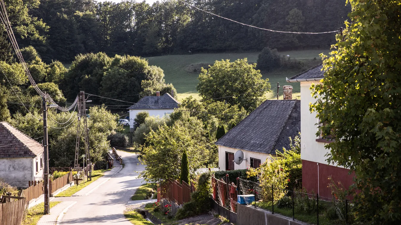 Öt idilli falu a Bakony és a Vértes erdei között, ahol olyan érzésünk van, mintha skanzenben járnánk