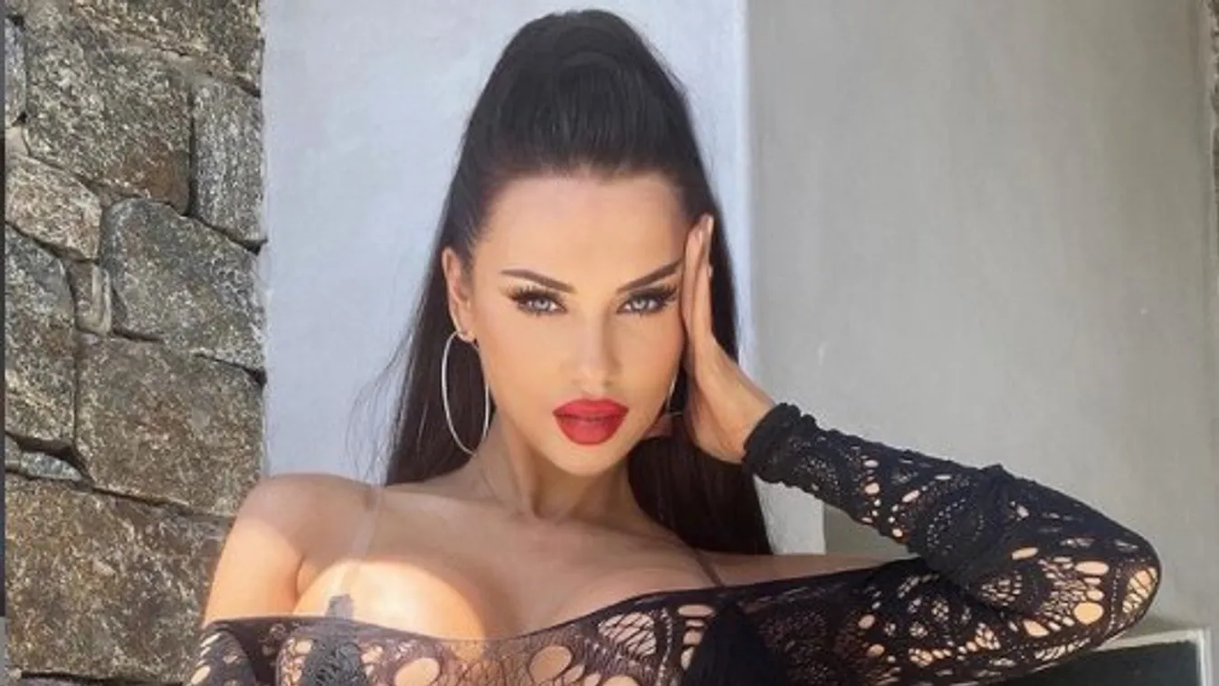 Hogy nem tiltja le az Insta? Semmit sem takar a gigamellű modell átlátszó felsője - 18+