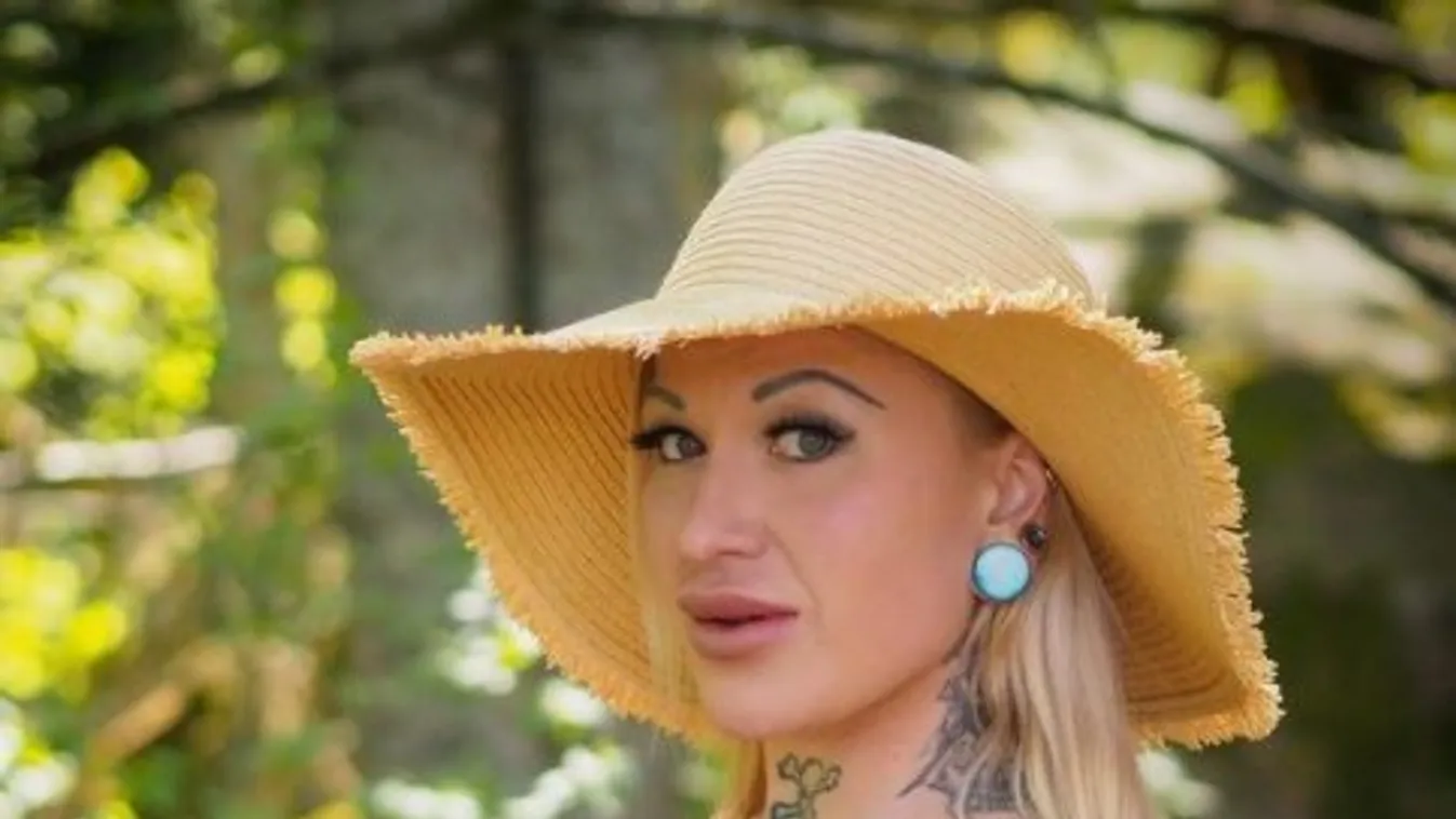 Önként jelentkezőket várunk: Ki segítene visszarakni a hölgy melleit a bikinibe? - 18+