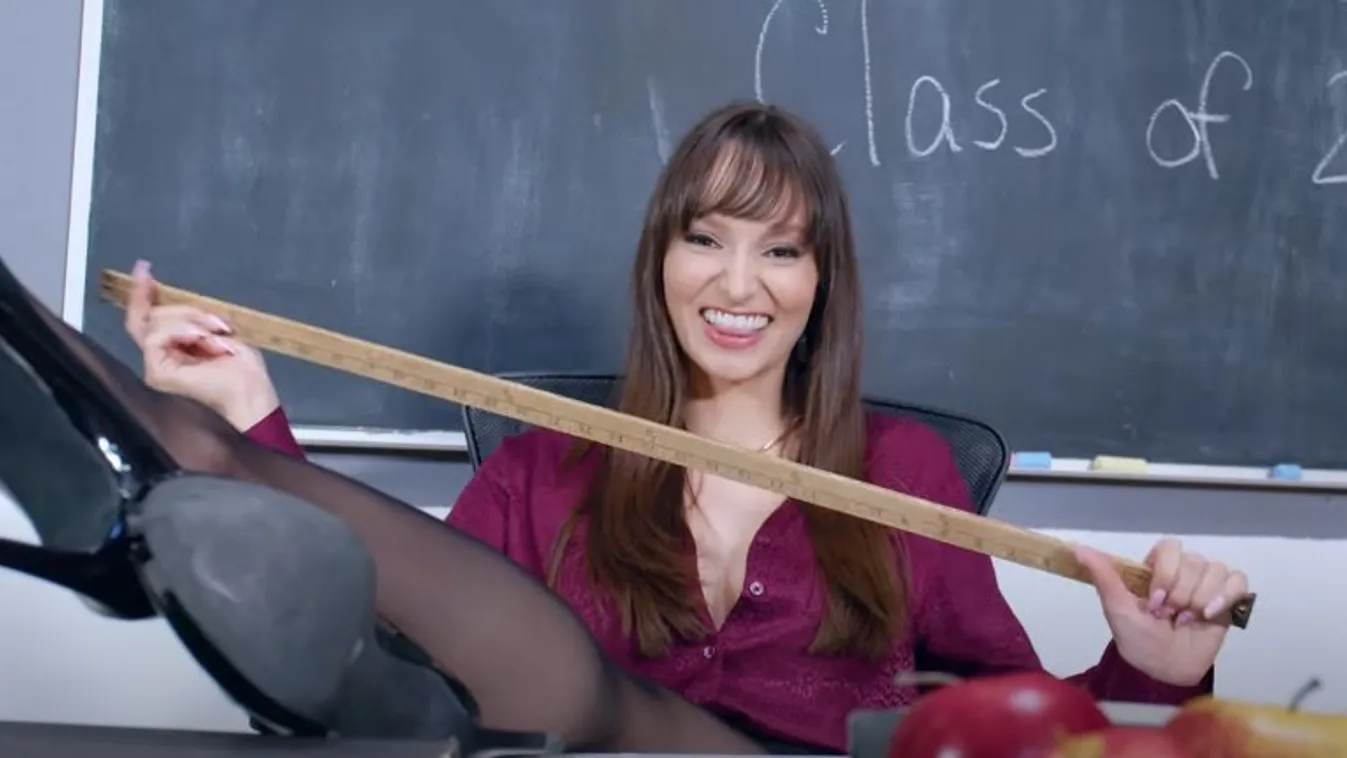 Megmutatta szabadon ringó melleit a bombázó, aki elsőként szexelhet a világűrben – 18+ fotók