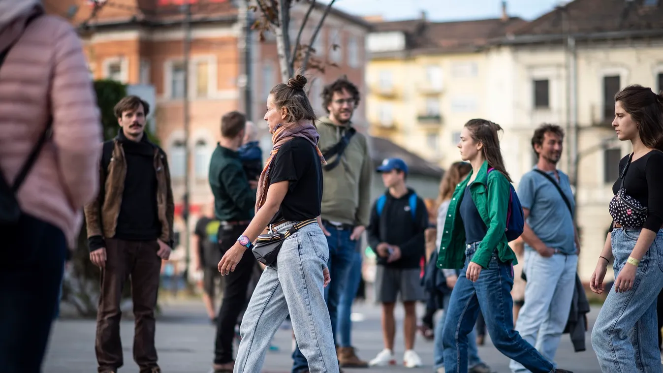 Hamarosan hipnotikus élmény részesei lehetünk a Széll Kálmán téren