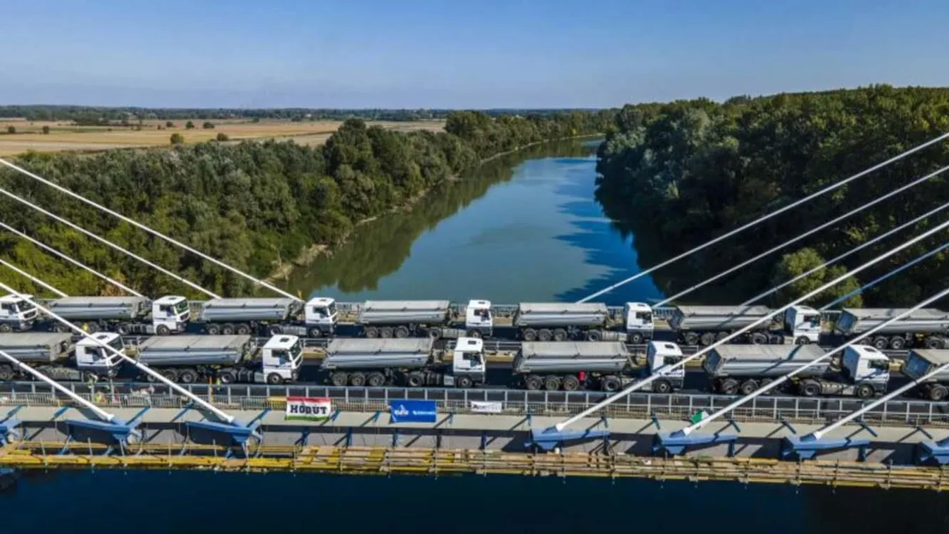 Kamionok dübörögtek át az új Tisza-hídon