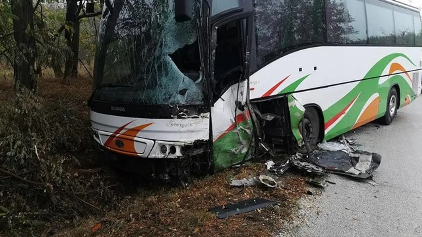 Brutális baleset történt Pest megyében: gyerekeket szállító buszba rohant egy teherautó