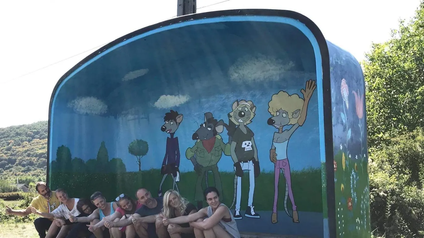 Népszerű mesefigurák jelentek meg egy csobánkai buszmegálló falán