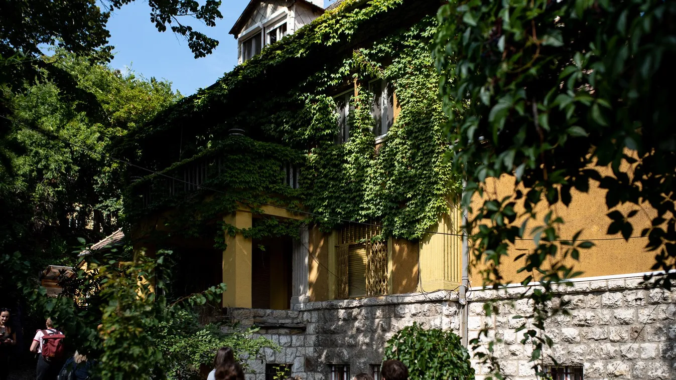 Gellért-hegyi villa és tetőkerti napozó is megnyílik a hétvégén