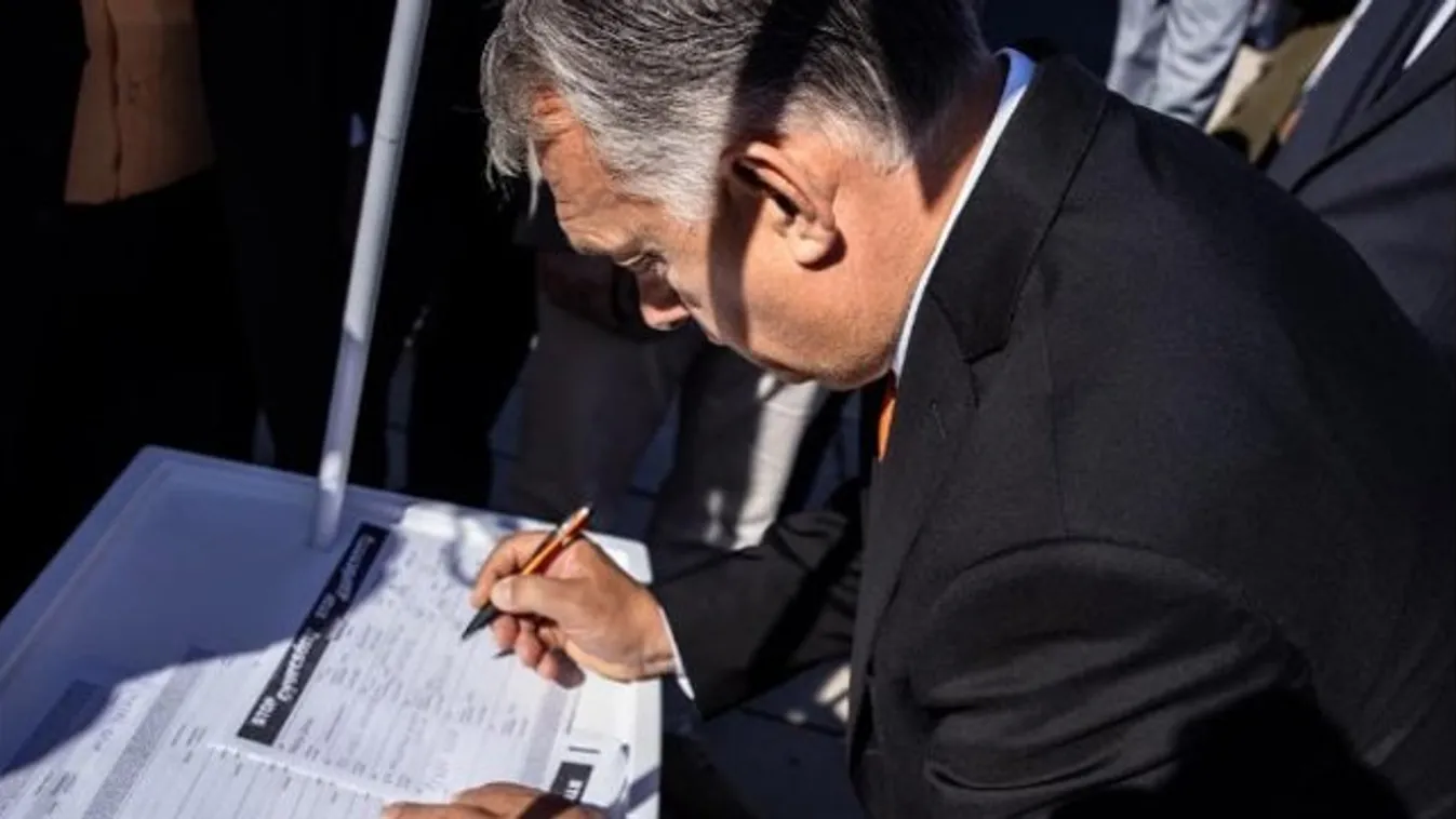 Orbán Viktor is aláírta