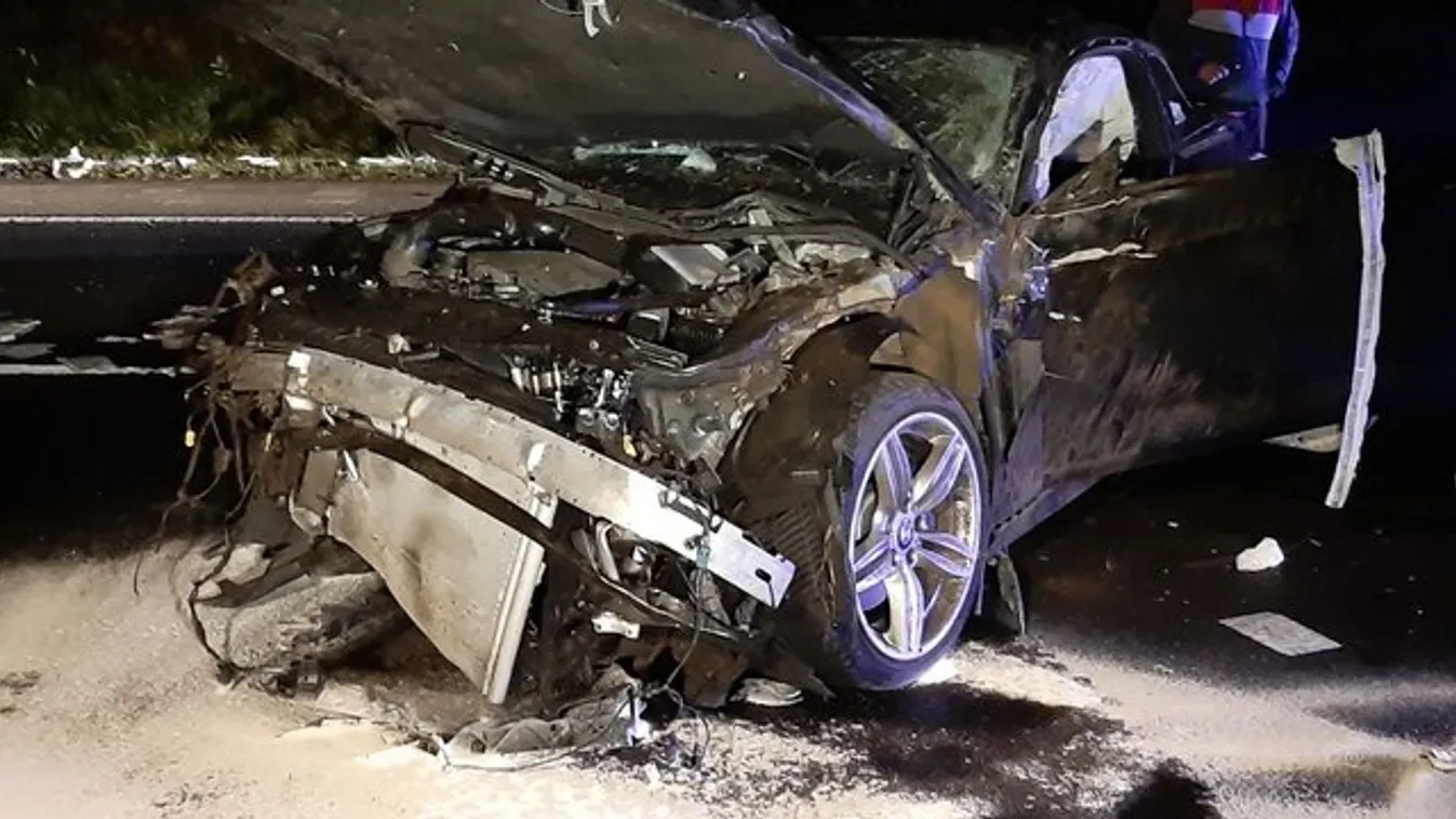 Megrázó képeket kaptunk az M3-as balesetről: kirepült az autóból a sofőr