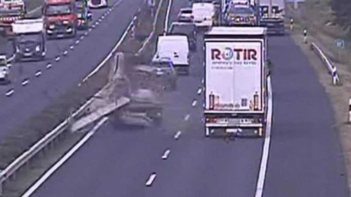 Brutális balesetet rögzített a kamera az M1-esen – videó