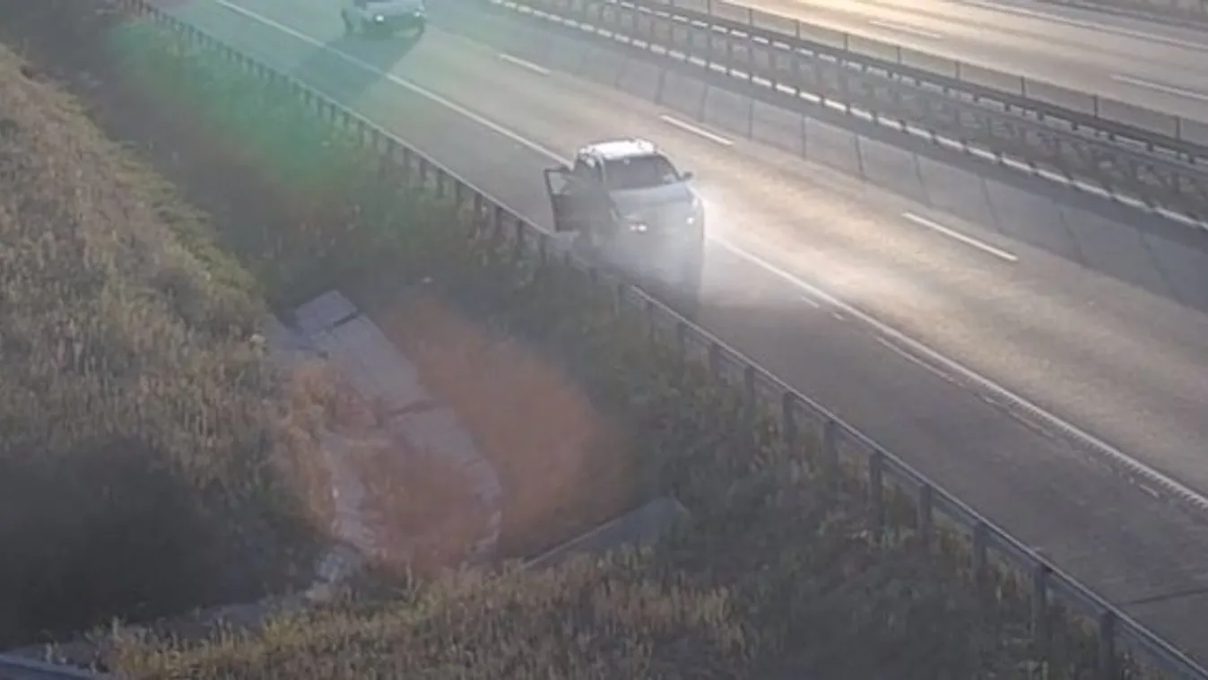 Sokkoló képsorok: Percek alatt égett porrá egy terepjáró az M4-esen – videó