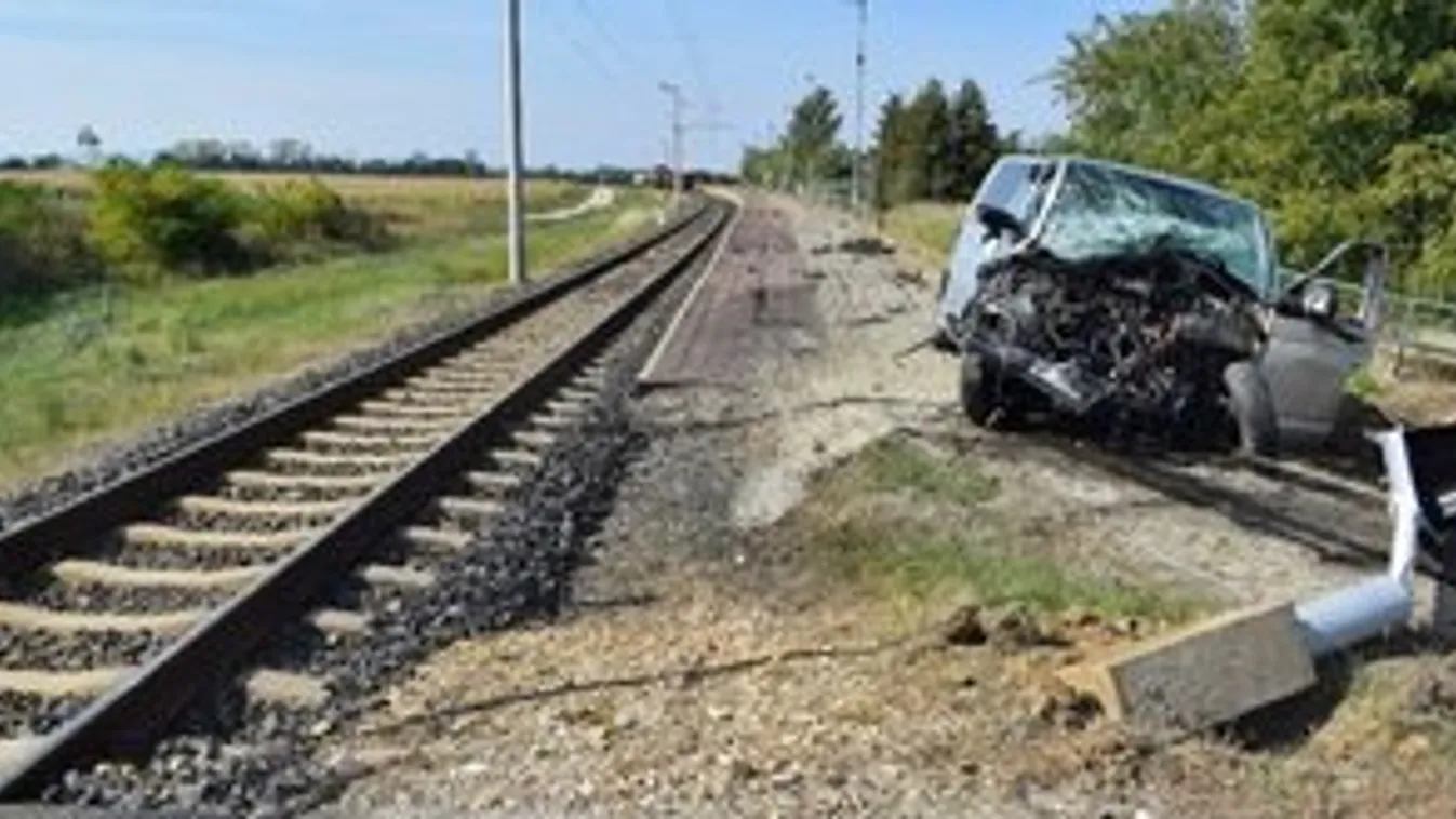 Vonatszerencsétlenség történt Peresztegnél: letarolt egy autót a szerelvény