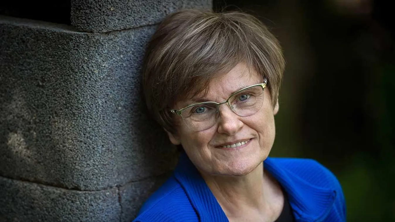 Karikó Katalin magyar tervező ruhájában vesz át díjat