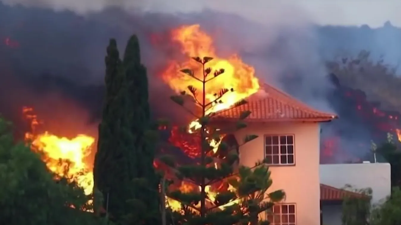 Sokkoló videók készültek arról, ahogy a láva végighömpölyög La Palma szigetén