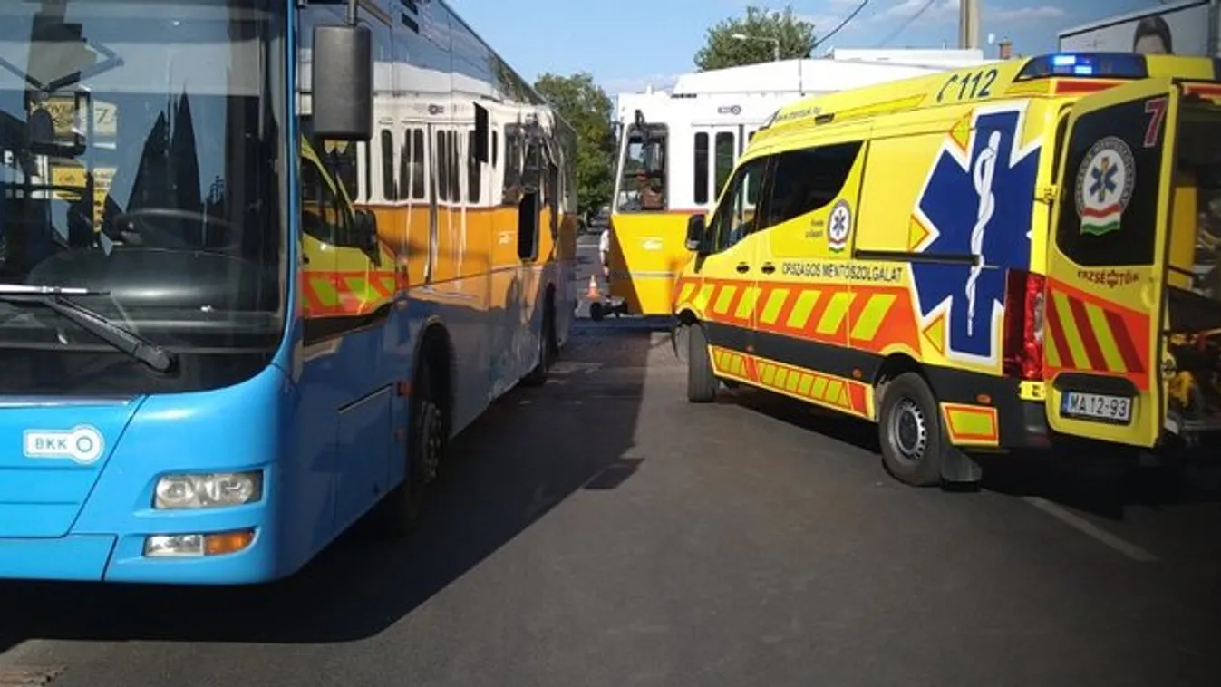 Villamos és busz balesetezett Budapesten, egy utassal mentő rohant kórházba - fotók