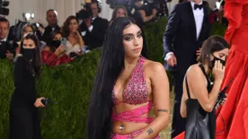 Forró felvétel: Mellét markolássza Madonna lánya