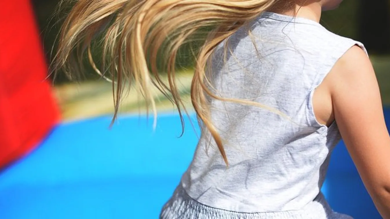 Felesége levideózta pedofil férjét, undorító dolgot tett a strandon egy 6 éves kislánnyal - 18+