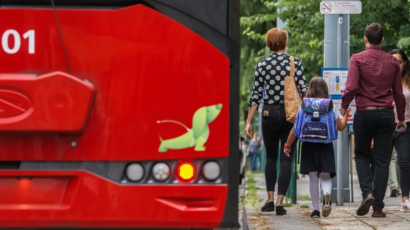 Mától ingyen utazhatnak a fővárosban a 14 év alattiak, visszatérítik a bérletek árát is