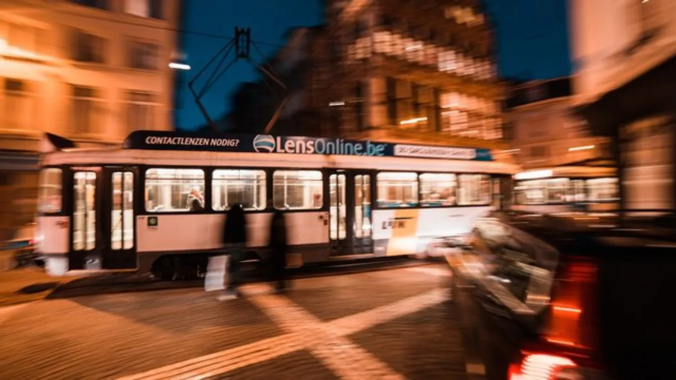 Rendőrök zárták le a környéket: Villamosbalesetben halt meg egy nő