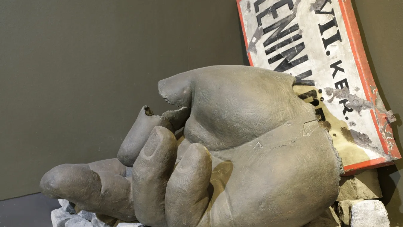 Sztálin kezétől a lyukas zászlóig: 1956 ikonikus tárgyai