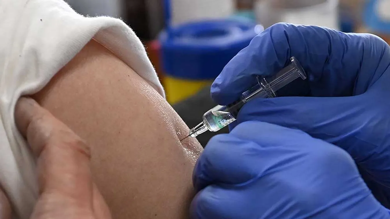 Erősíti az idősek immunitását a Pfizer emlékeztető oltása
