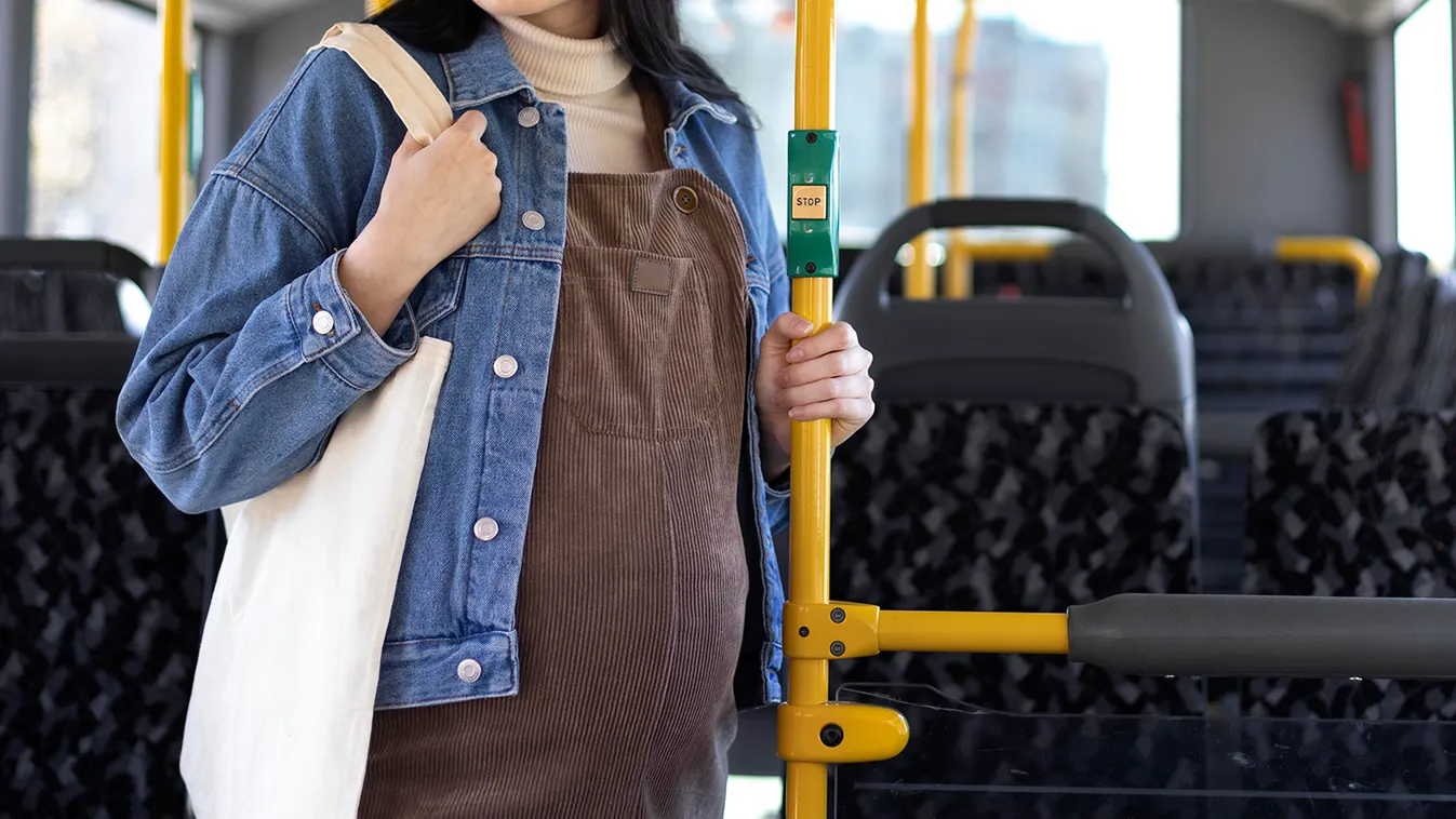 Hasra estem terhesen, amikor a busz nyomott egy satuféket