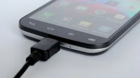 Fogadjunk, hogy eddig rosszul töltötte a telefonját! videó