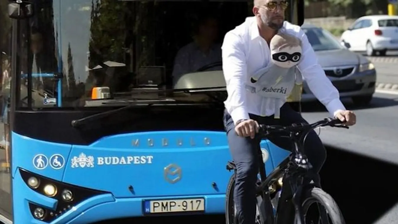 Durva! Videón, ahogy Berki Krisztián a 26-os busz előtt fékezett be biciklijével! -videó