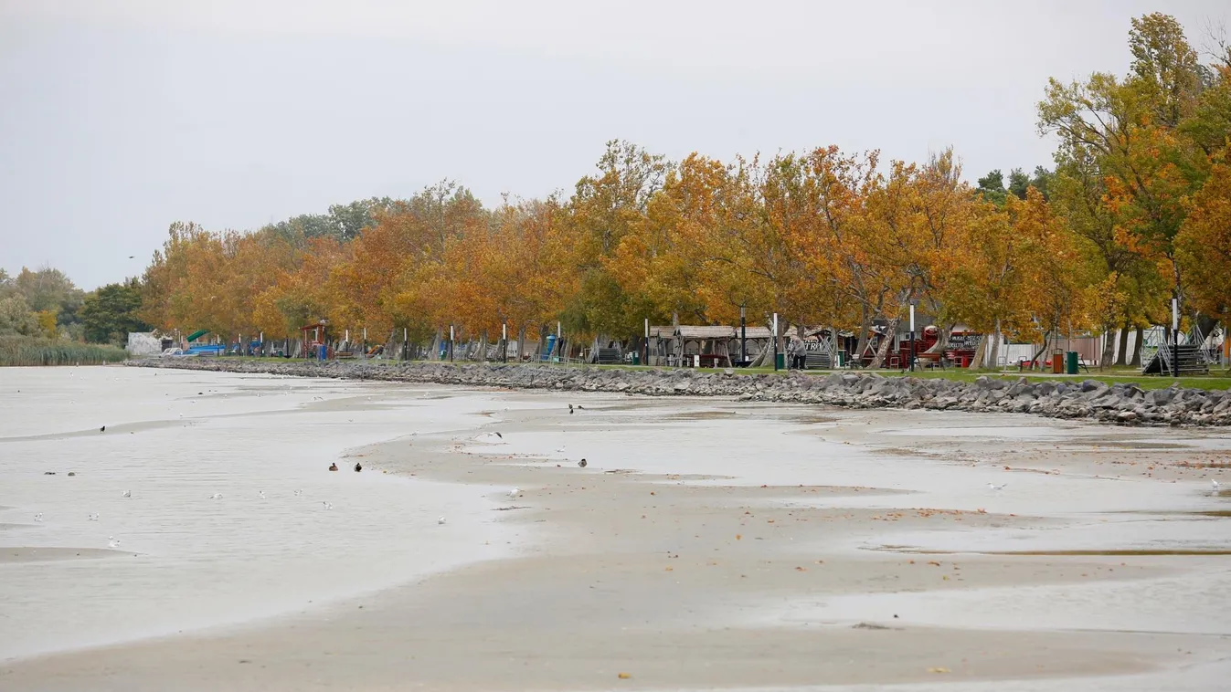 Kilátszik a Balaton medre a viharos szélben