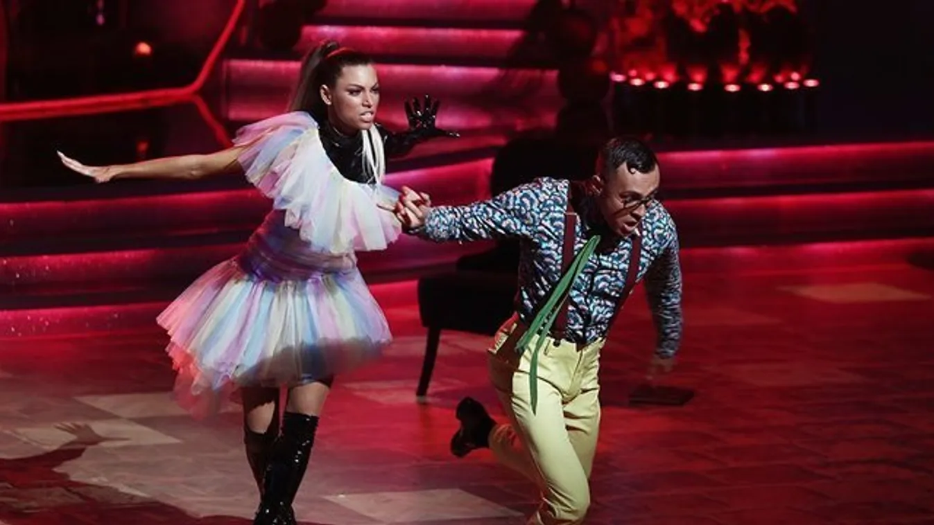 Az elcsattant csók után kiderült: ezt csinálta a stúdión kívül a Dancing with the Stars táncospárja?