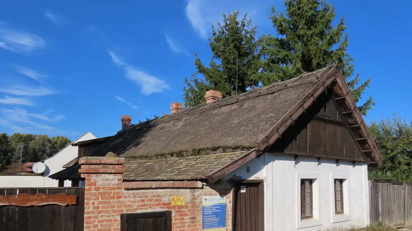 Így őrzi meg nádtetős házait ez a magyar város