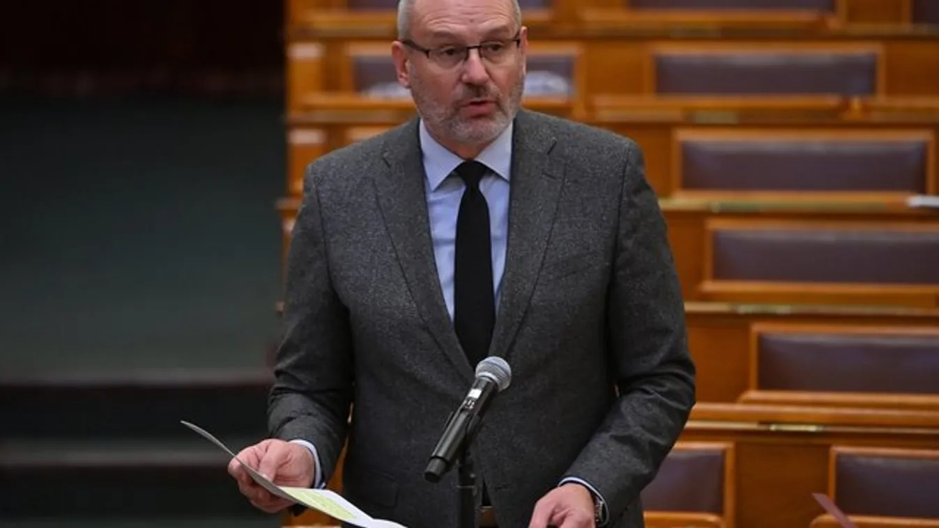Zsigó Róbert: Nem engedjük be az LMBTQ-propagandát az óvodákba és az iskolákba! – videó