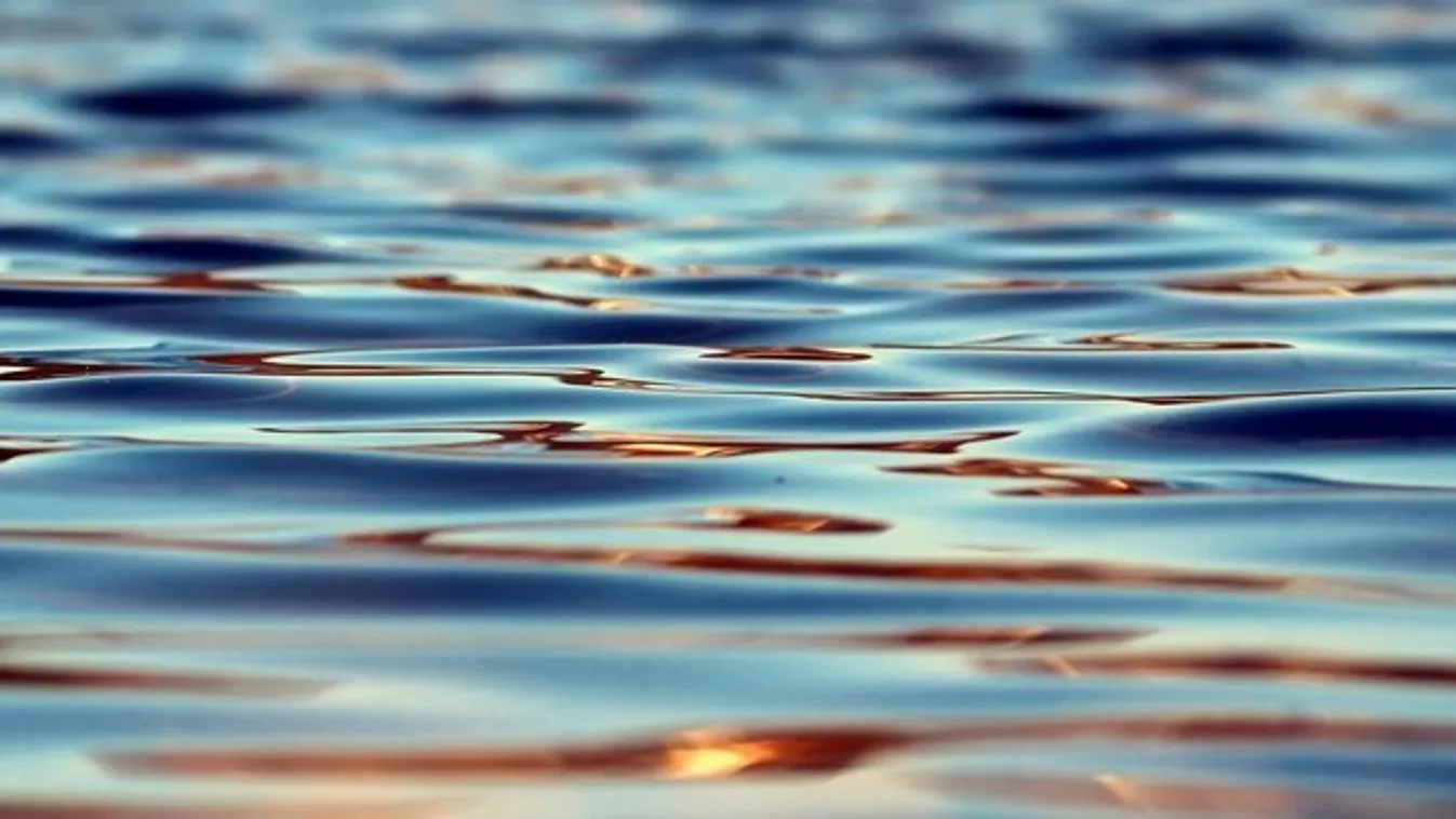 Tizenhat ember fulladt a Balatonba