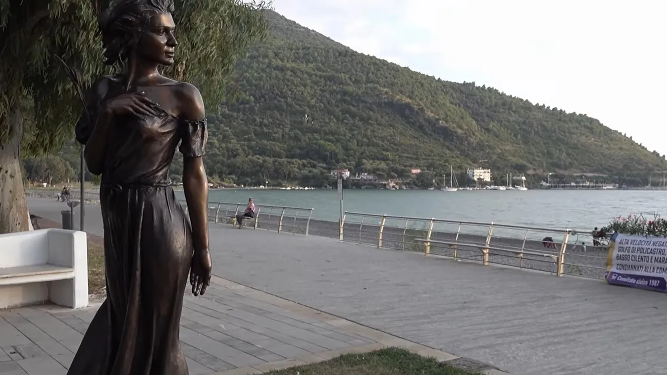 Óriási botrányt kavart egy ledér öltözetű nő szobra Olaszországban