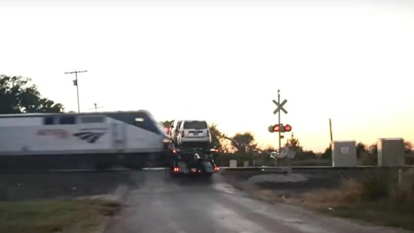 Videón a horrorbaleset: ripityára zúzta az autókat az érkező vonat